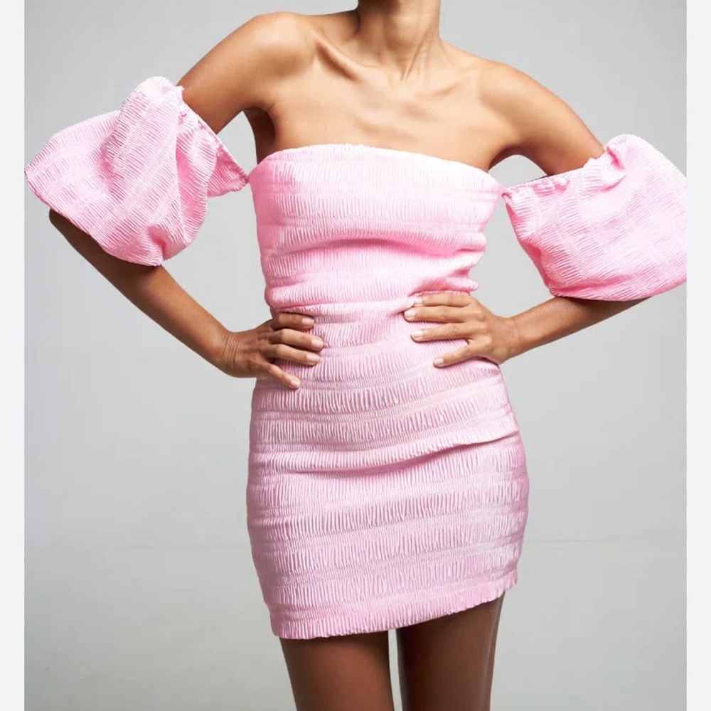 L’Idee Art Deco Mini Dress

Elegant Pink Off-Shoulder